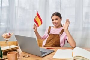 una persona felice con documenti finanziari e poste italiane