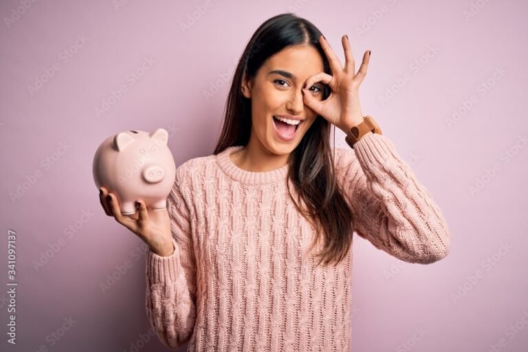 una persona felice con un salvadanaio e denaro