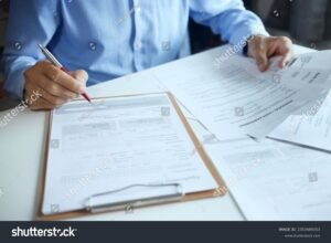 Come Ottenere Piccoli Prestiti Senza Controllo CRIF in Italia 15 uomo che firma contratto prestito personale