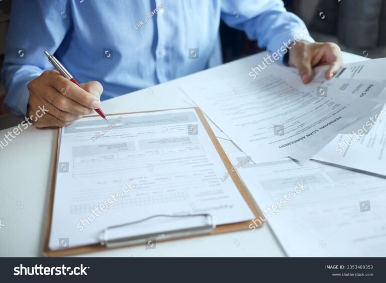 uomo che firma contratto prestito personale