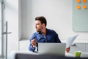 Conto Corrente Ditta Individuale: È Obbligatorio Aprirlo 45 uomo daffari con documenti e computer portatile