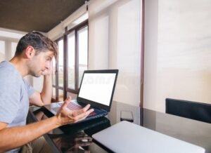 utente preoccupato davanti a schermo computer