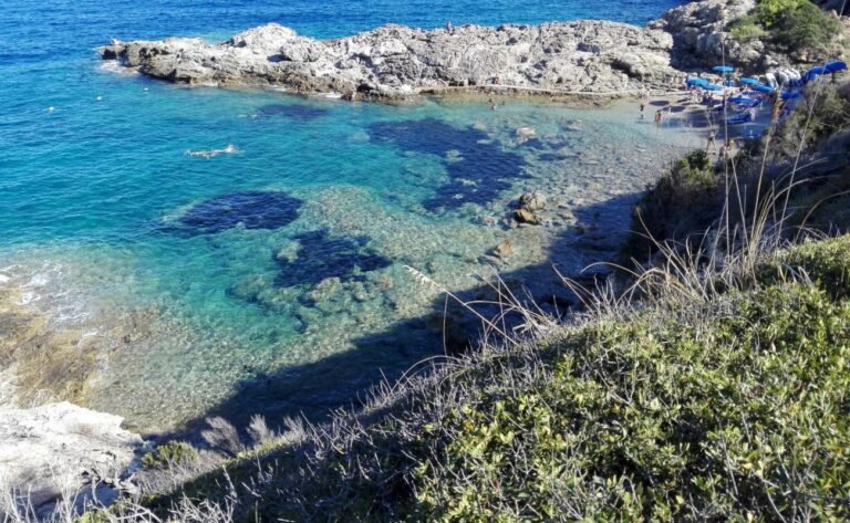 Quali Sono Le Caratteristiche Del Capo D Arco All Isola D Elba 2 veduta panoramica della costa capo darco