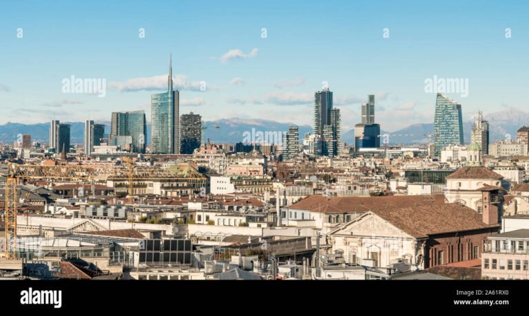 veduta panoramica di milano con skyline urbano