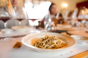 Quali Piatti Offre Il Menù Del Ristorante Piccolo Mondo Follonica 7 vetri di ristorante con piatti tradizionali toscani