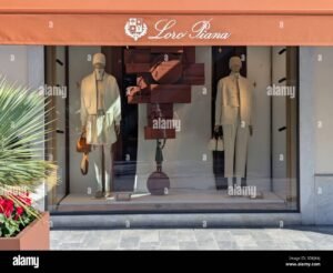 vetrina elegante negozio loro piana forte dei marmi