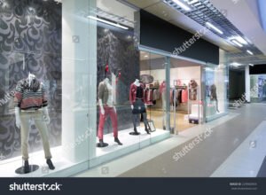 Quali Negozi e Servizi Offre il Centro Commerciale di Peschiera Borromeo 15 vetrine luminose di negozi in centro commerciale