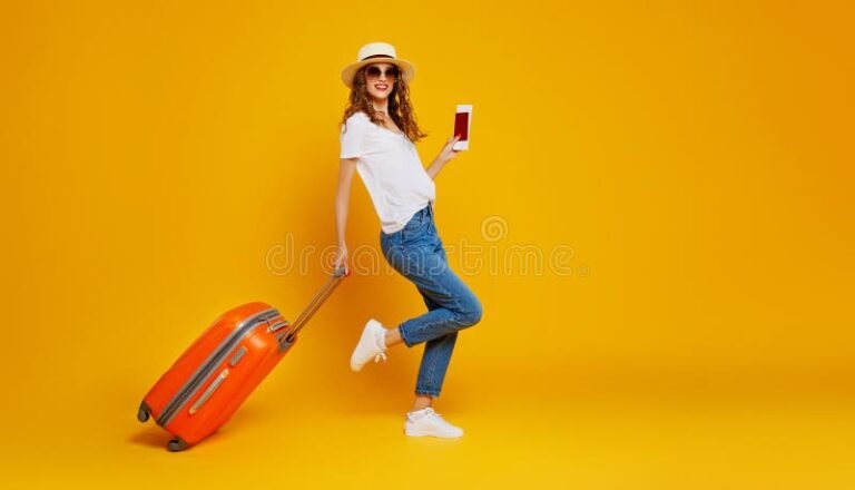 viaggiatori felici con mappa e valigie colorate