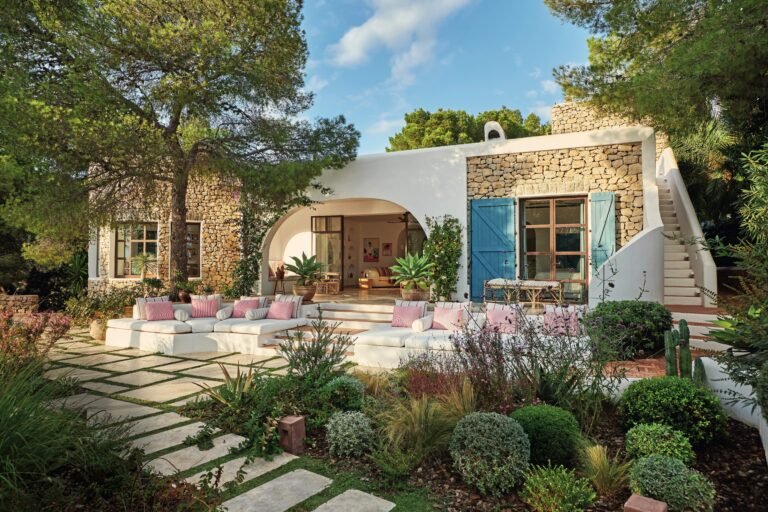 villa storica con giardino mediterraneo soleggiato