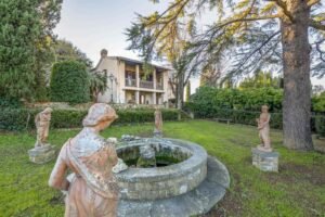 villa storica immersa in giardino toscano