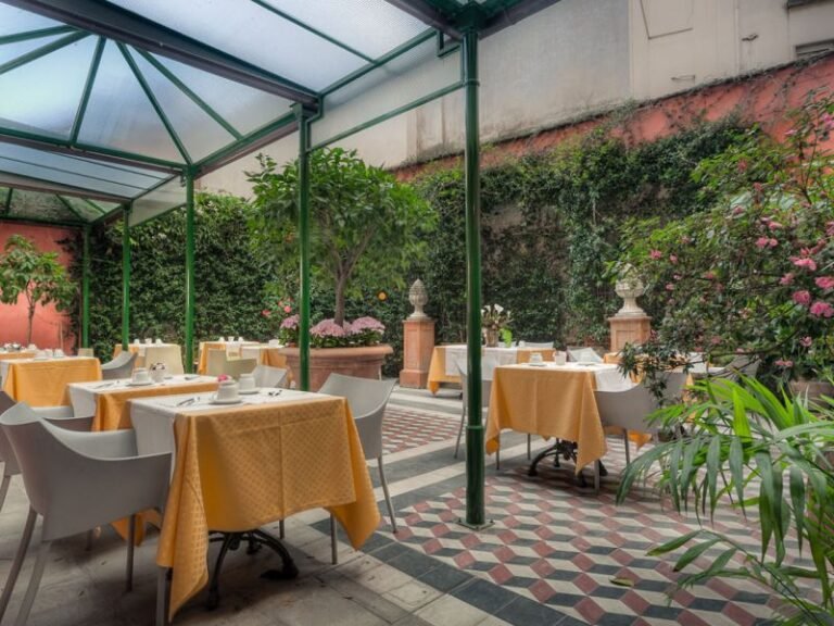 Che Cos’è Il Palazzo Del Borgo A Como E Perché Visitarlo 2 vista esterna elegante del palazzo del borgo