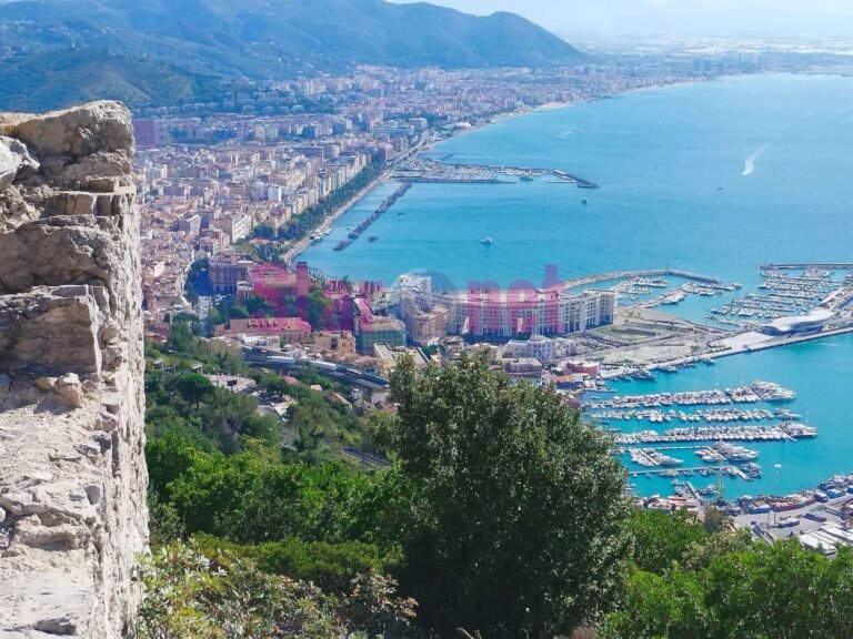 vista panoramica della porta del mare di salerno