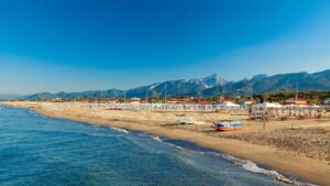 vista panoramica di forte dei marmi e spiaggia