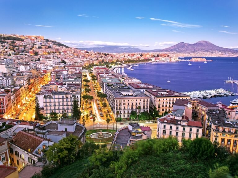 vista panoramica di napoli con il lungomare