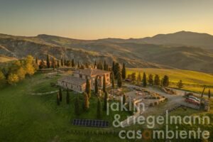 Cos'è Il Casale di San Miniato e quali servizi offre ai visitatori 45 vista panoramica di un casale toscano storico