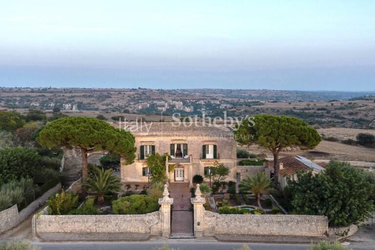 Dove si Trova Casa Conti Di Sotto E Quali Sono le Sue Caratteristiche 2 vista panoramica di una villa storica italiana