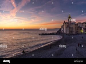 vista romantica del porto antico di genova allalba